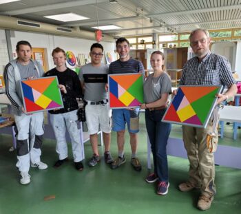 Schüler und Lehrkräfte der Gewerbeschule übergeben Outdoor-Puzzle an Kletterwald-Betreiber Herrn Thomas Schwinlin