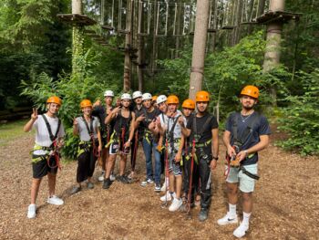 Lernen mit Rückenwind: die VABO-Klassen im Kletterwald "Hoch empor" mit Frau Gallmann und Frau Schwarz