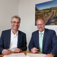 Martin Müller und Raphael Schopp unterschreiben die Ziel-Leistungsvereinbarung